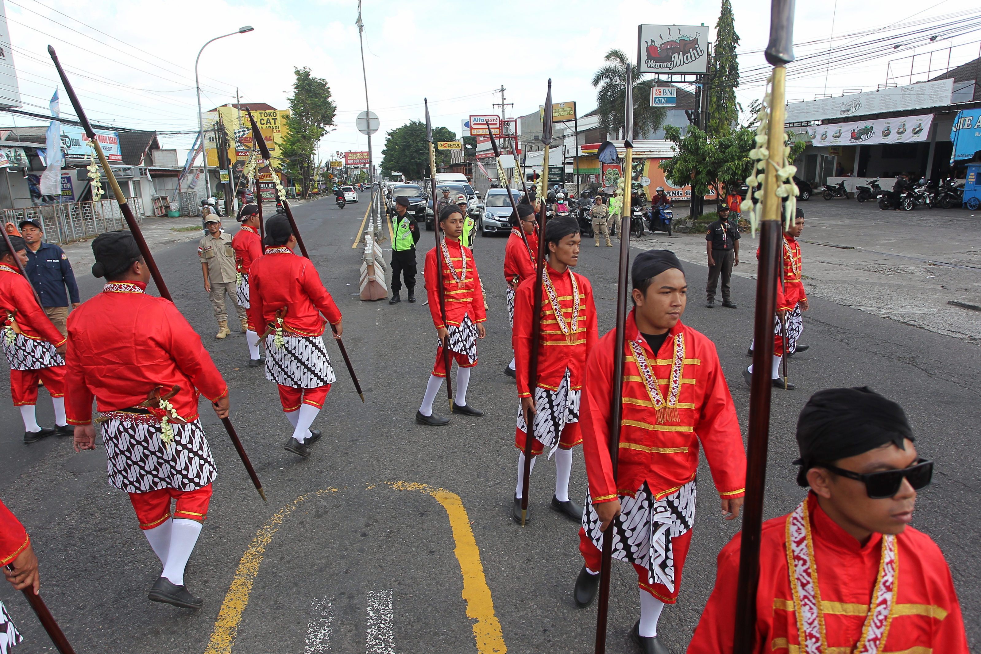 Warga mengikuti kirab budaya memperingati hari jadi Kalurahan Sendangadi ke-77 saat melintas di Jalan Magelang, kawasan Mlati, Sleman, kemarin (27/4).