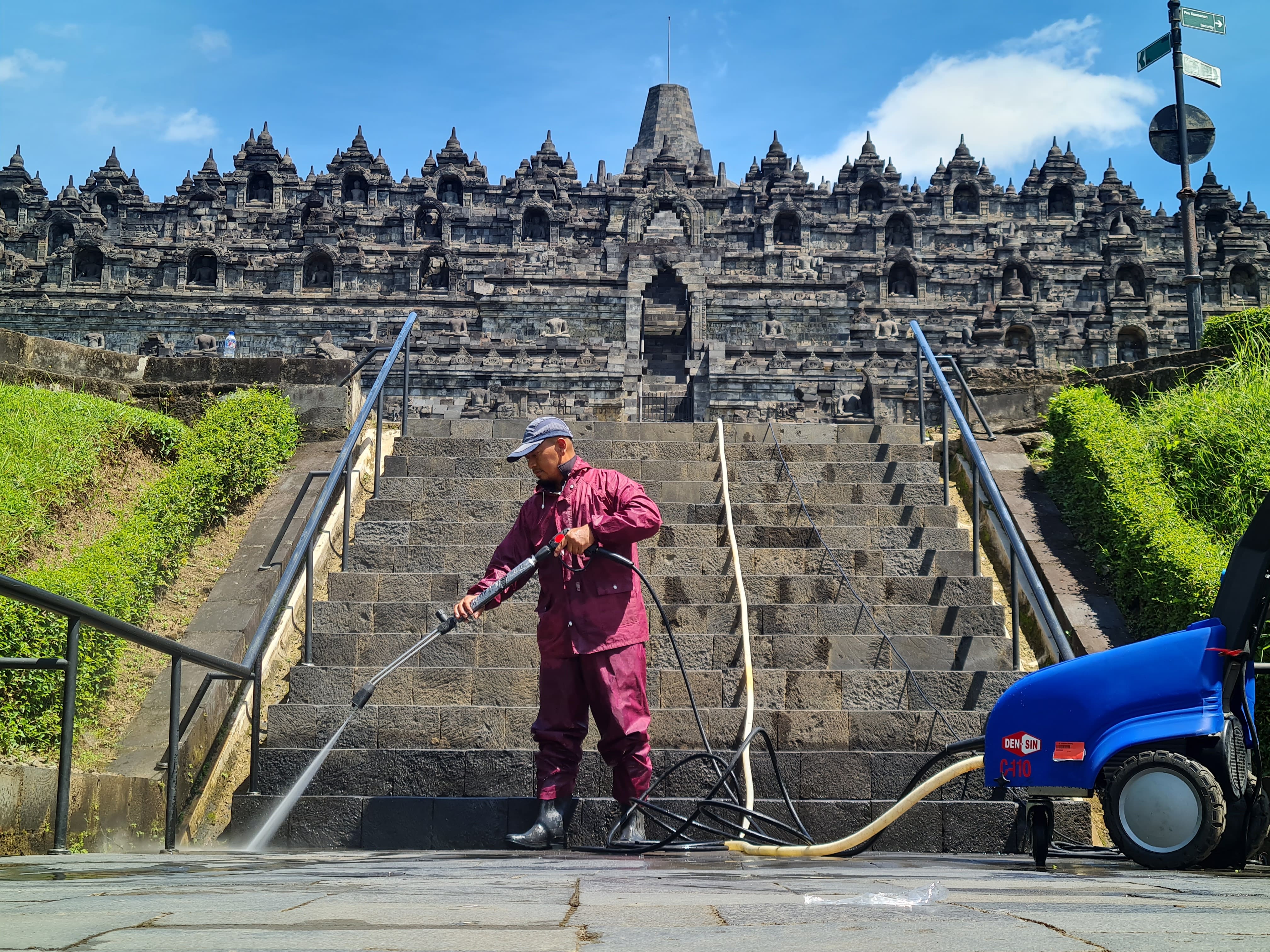 Petugas tengah membersihkan lumut dan mikroorganisme lain yang menempel di sela bebatuan di kompleks Candi Borobudur, Senin (28/4).