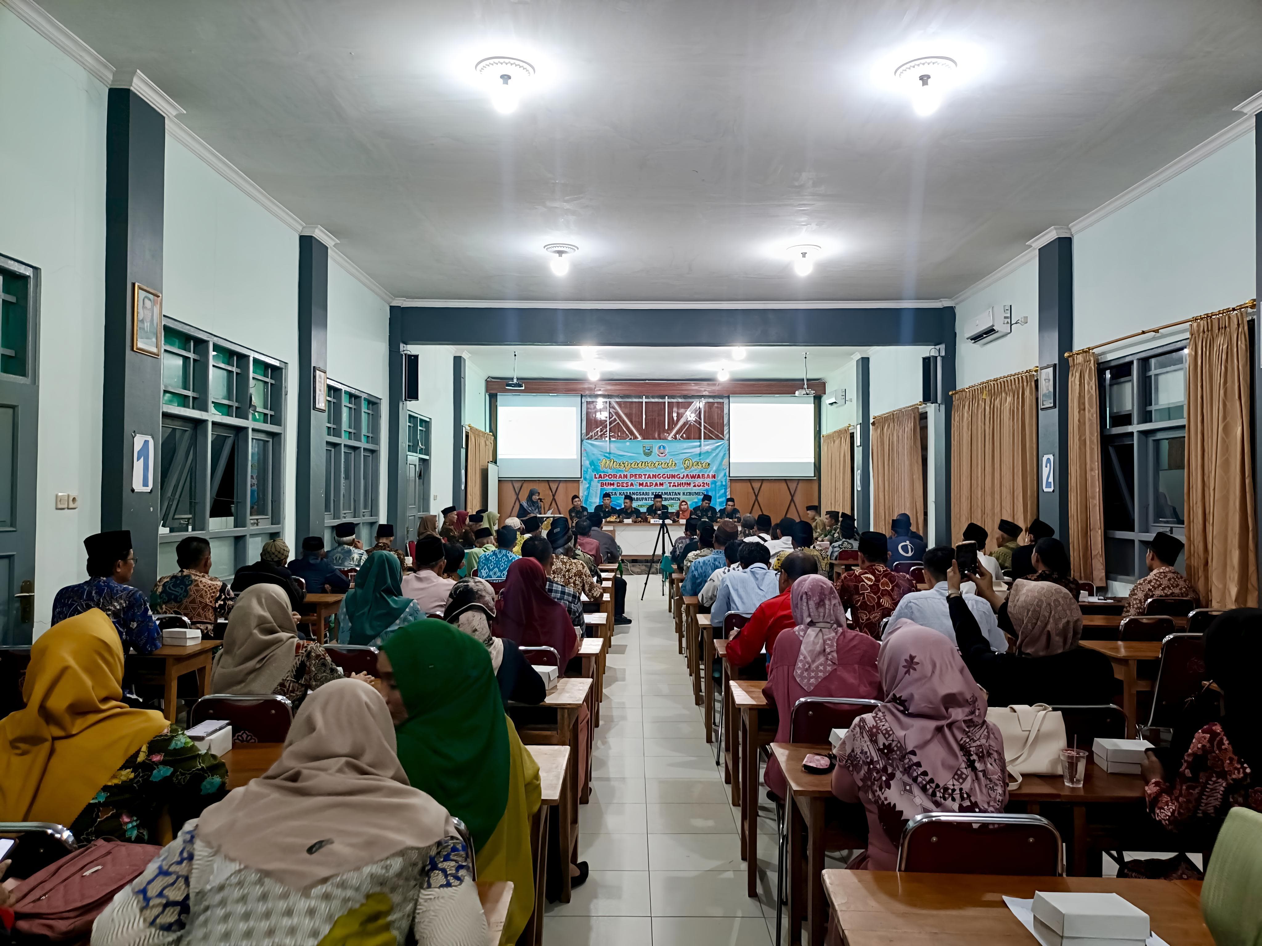 Pengurus BUMDes Mapan Desa Karangsari melaporkan hasil usaha tahun 2024 pada Musyawarah Desa (Musdes).