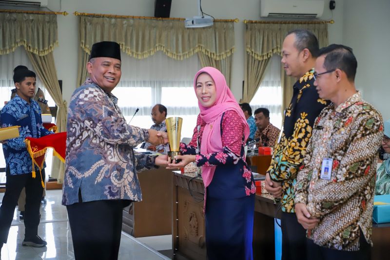 Kegiatan penyerahan penghargaan oleh Bupati Sleman Harda Kiswaya