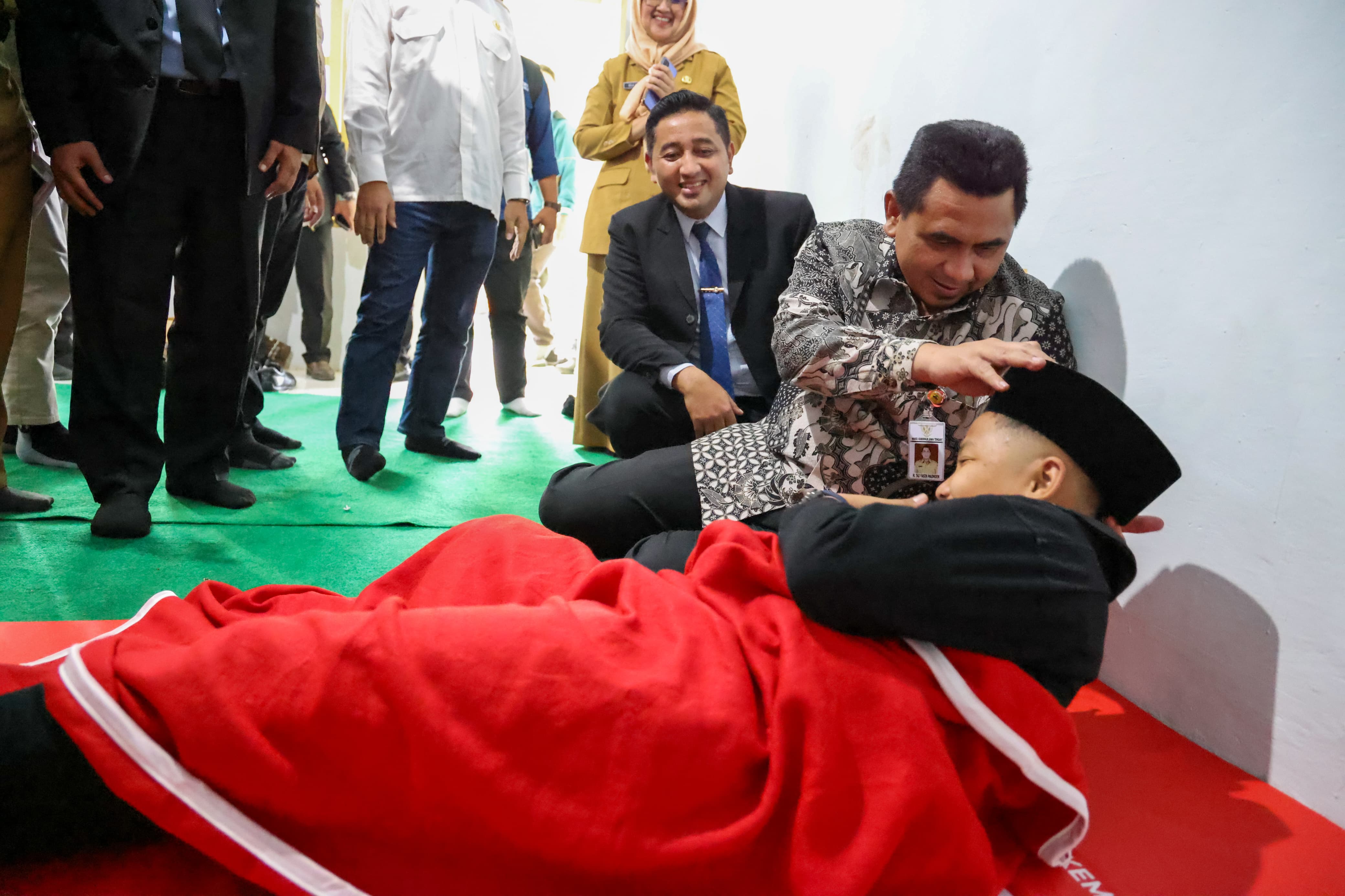 Wakil Gubernur Jateng Taj Yasin Maimoen saat meninjau kondisi pondok dan menyerahkan bantuan, Senin (28/4)  &nbsp;