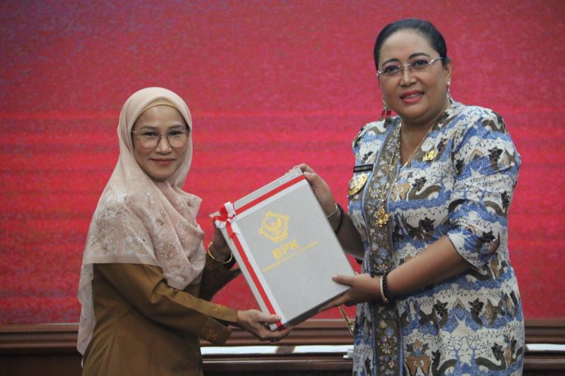 SIMBOLIS: Penyerahan predikat WTP kepada Bupati Gunungkidul Endah Subekti Kuntariningsih beberapa waktu lalu.