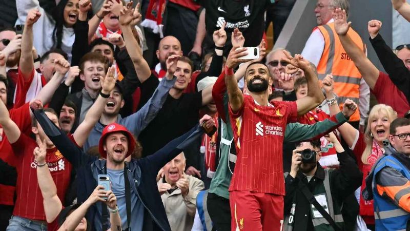 Mohamed Salah selfie bersama penggemar Liverpool untuk rayakan gol ke gawang Tottenham Hotspur sekaligus raih gelar Liga Inggris bagi the Reds