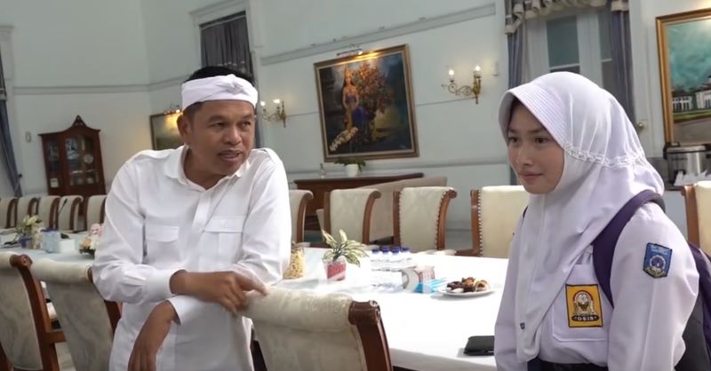Gubernur Jawa Barat, Dedi Mulyadi, saat menerima kunjungan siswa-siswi SMPN 1 Panawangan di kantornya.