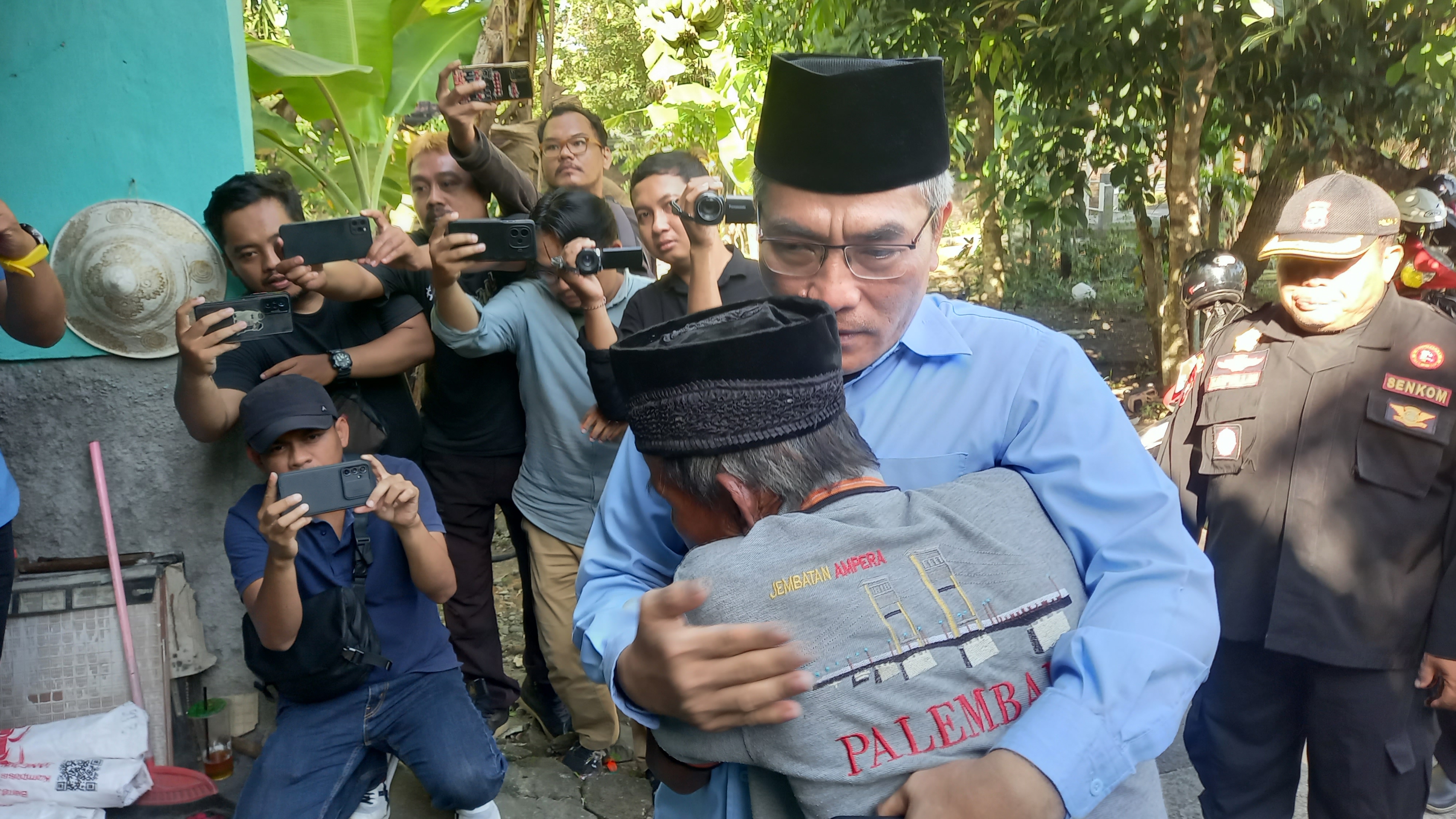 Suasana haru menyelimuti pertemuan halim dengan Mbah Tupon di rumahnya yang langsung disambut peluk hangat