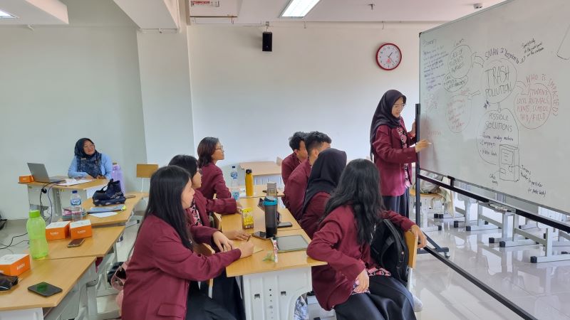 Para siswa SMAN 3 Jogja melakukan konferensi dalam forum yang dilakukan dengan The Global Youth Forum Cohort 1 2025 Victoria Australia