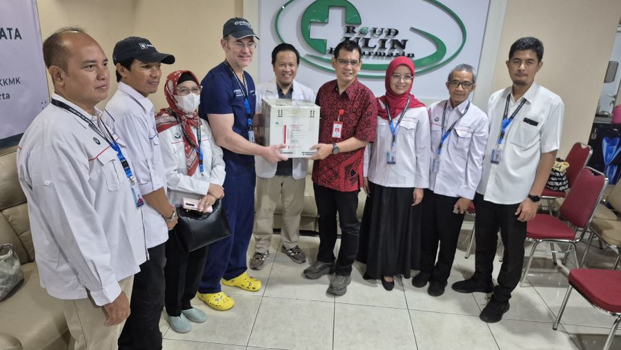 Dokter spesialis mata dari Duke University (AS) Lloyd Williams, MD, PhD menyerahkan  cairan kornea mata yang didatangkan dari AS, yang selanjutnya dicangkokkan kepada 8 pasien di RSUD Ulin Banjarmasin