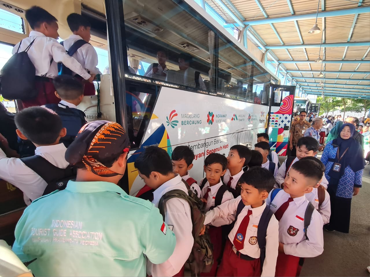 ANTUSIAS: Siswa SD dari beberapa sekolah tampak senang saat mencoba bus untuk wisata gratis di Kota Magelang, Selasa (29/4/2025).