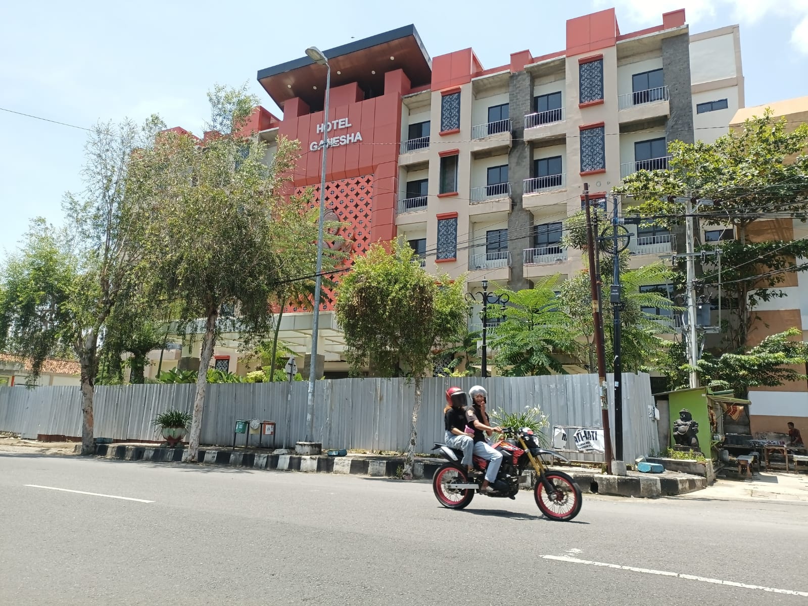Hotel Ganesha di Jalan Kolonel Sugiono, Purworejo terlihat belum beroperasi. Deretan pagar seng tampak menutup bagian depan hotel.