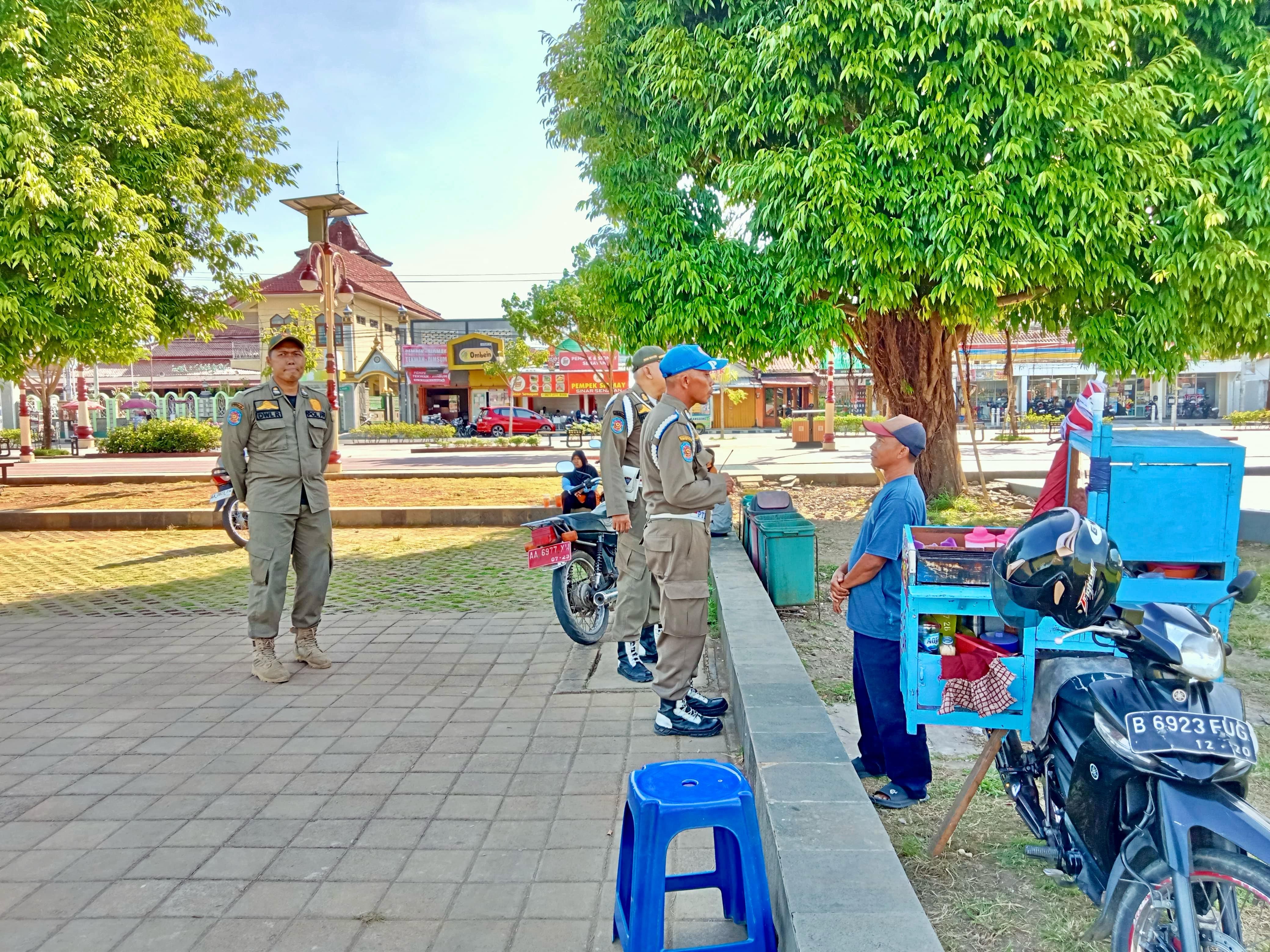 Personel Satpol PP Kebumen menertibkan pedagang kaki lima (PKL) yang masih nekat berjualan di kawasan Alun-alun Pancasila. (Dokumentasi Satpol PP Kebumen)
