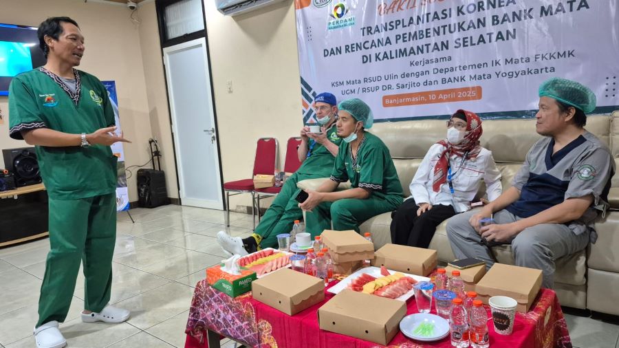 SHARING: Ketua Bank Mata Yogyakarta dr. Edy Wibowo, Sp.M berbincang dengan anggota timnya, dan Ketua Perdami Kalsel Muhammad Ali Faisal di sela-sela istirahat makan siang di RSUD Ulin Banjarmasin (10/
