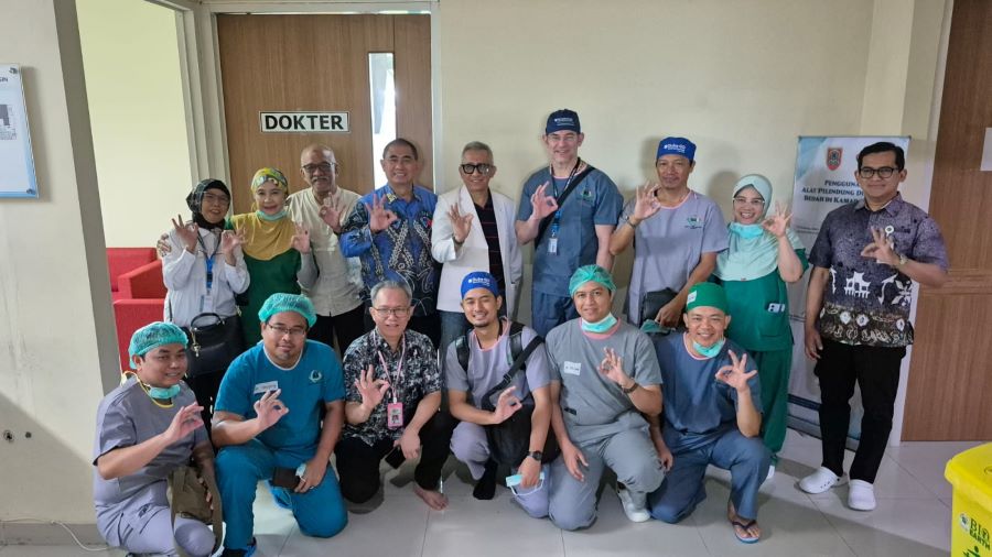 SUKSES: Tim Bank Mata Yogyakarta foto bersama dengan tim medis RSUD dr. H. Moch. Ansari Saleh, sesaat setelah pelaksanaan transplantasi kornea hari kedua di RSUD dr. H. Moch. Ansari Saleh Banjarmasin