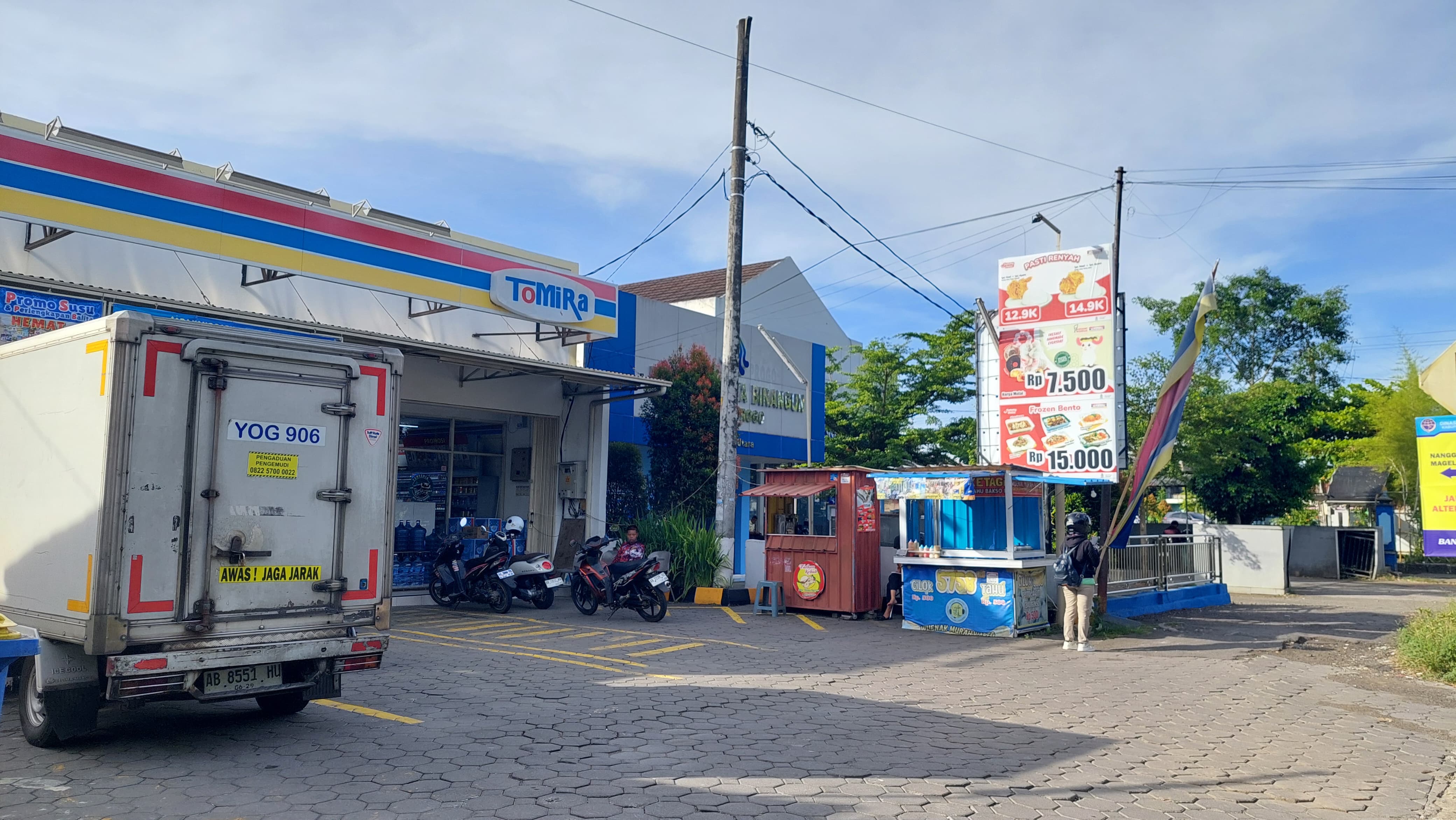 AKTIVITAS: Pembeli Tomira Sentolo memadati area yang merupakan TKD.