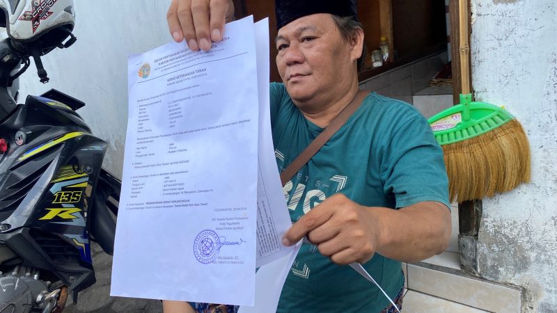 TUNJUKKAN SKT: Joni yang merupakan warga terdampak penataan Kawasan Stasiun Lempuyangan menunjukkan surat keterangan tanah (SKT) dan berkas pendukung lainnya Selasa (29/4)
