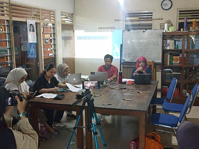 MENUNTUT HAK: Dosen Departemen Perikanan, Fakultas Pertanian Universitas Gadjah Mada (UGM) Noer Kasanah saat mendatangi kantor LBH Jogja Selasa (29/4).