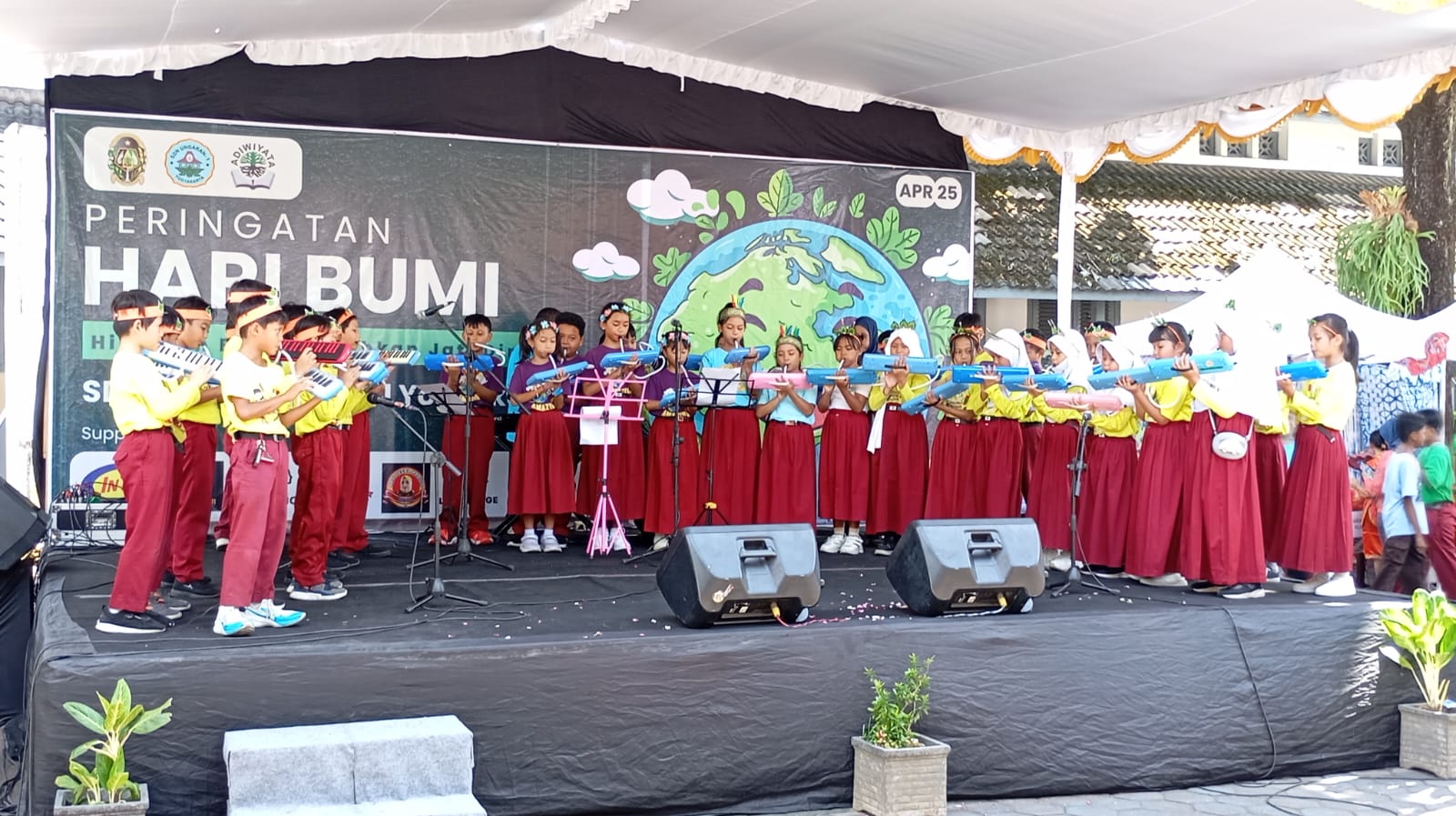Salah satu penampilan dari siswa SDN Ungaran 1 Kota Jogja untuk memperingati Hari Bumi pada Rabu (30/4/2025).