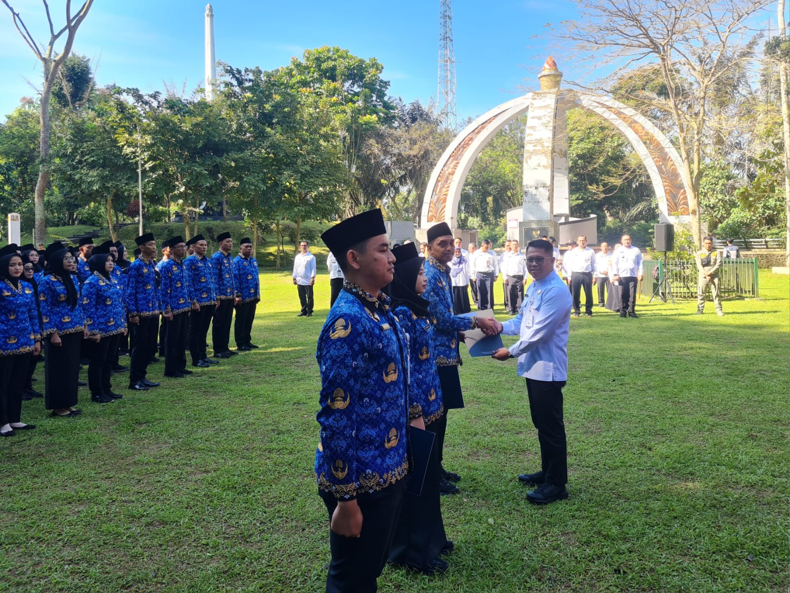 RESMI: Wali Kota Magelang melantik dan mengambil sumpah janji ratusan ASN di puncak Kebun Raya Gunung Tidar, Rabu (30/4/2025).