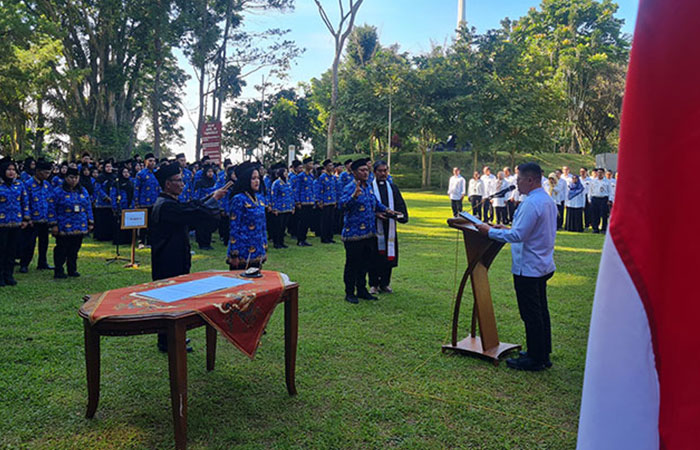 RESMI: Wali Kota Magelang melantik dan mengambil sumpah janji ratusan ASN di puncak Kebun Raya Gunung Tidar, kemarin (30/4).