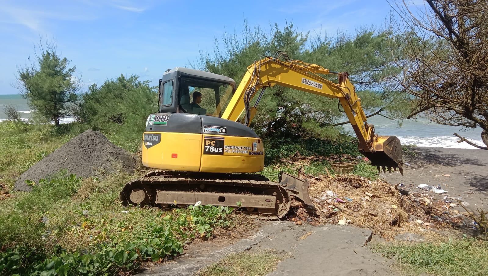 Proses penimbunan sampah dari Pasar Gamping yang dilakukan pelaku di pinggir Pantai Dewaruci.
