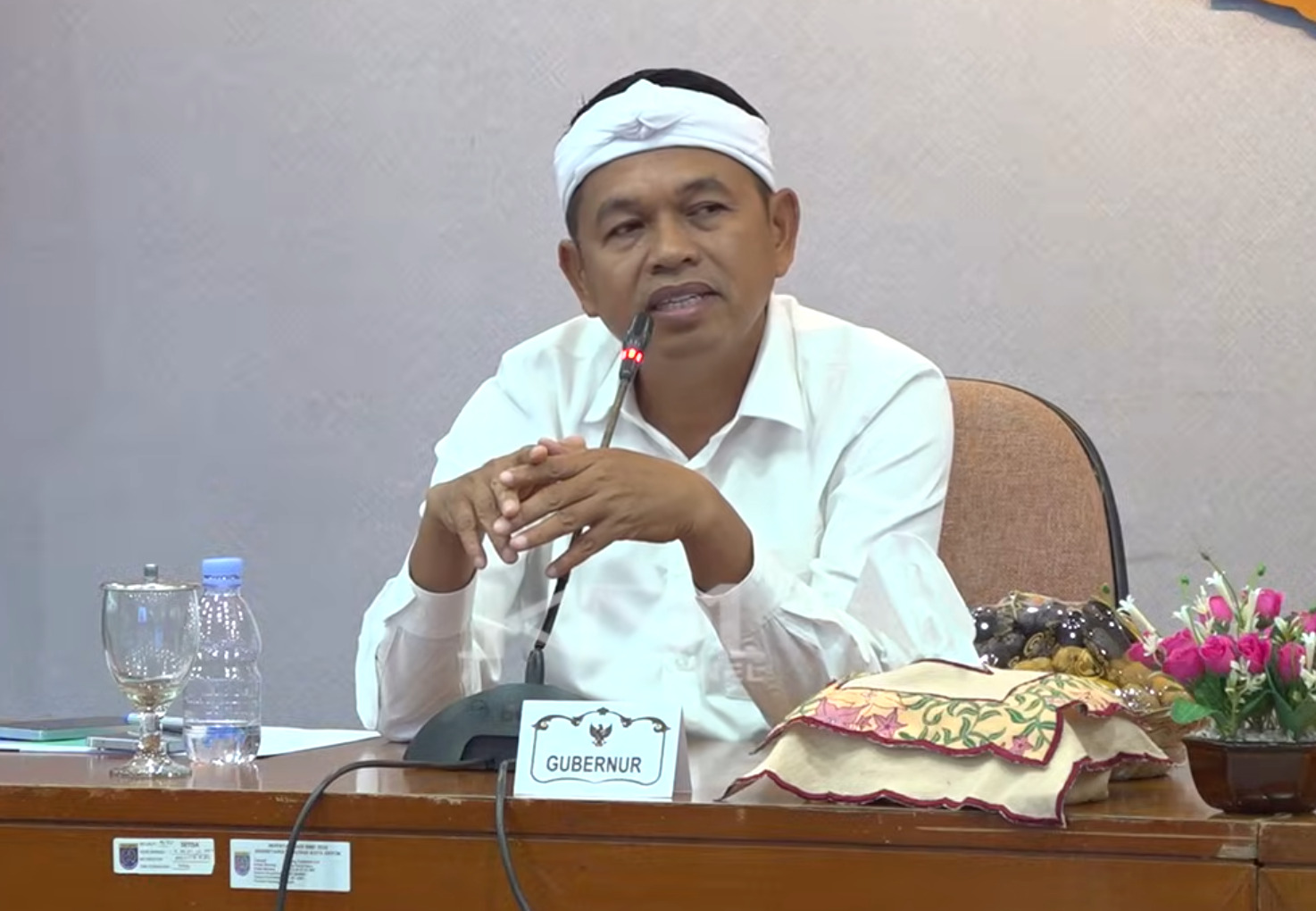 Dedi Mulyadi dalam pertemuan mediasi antara pihak Taman Safari Indonesia dan mantan pekerja Oriental Circus Indonesia (OCI) pada (29/4/2025).