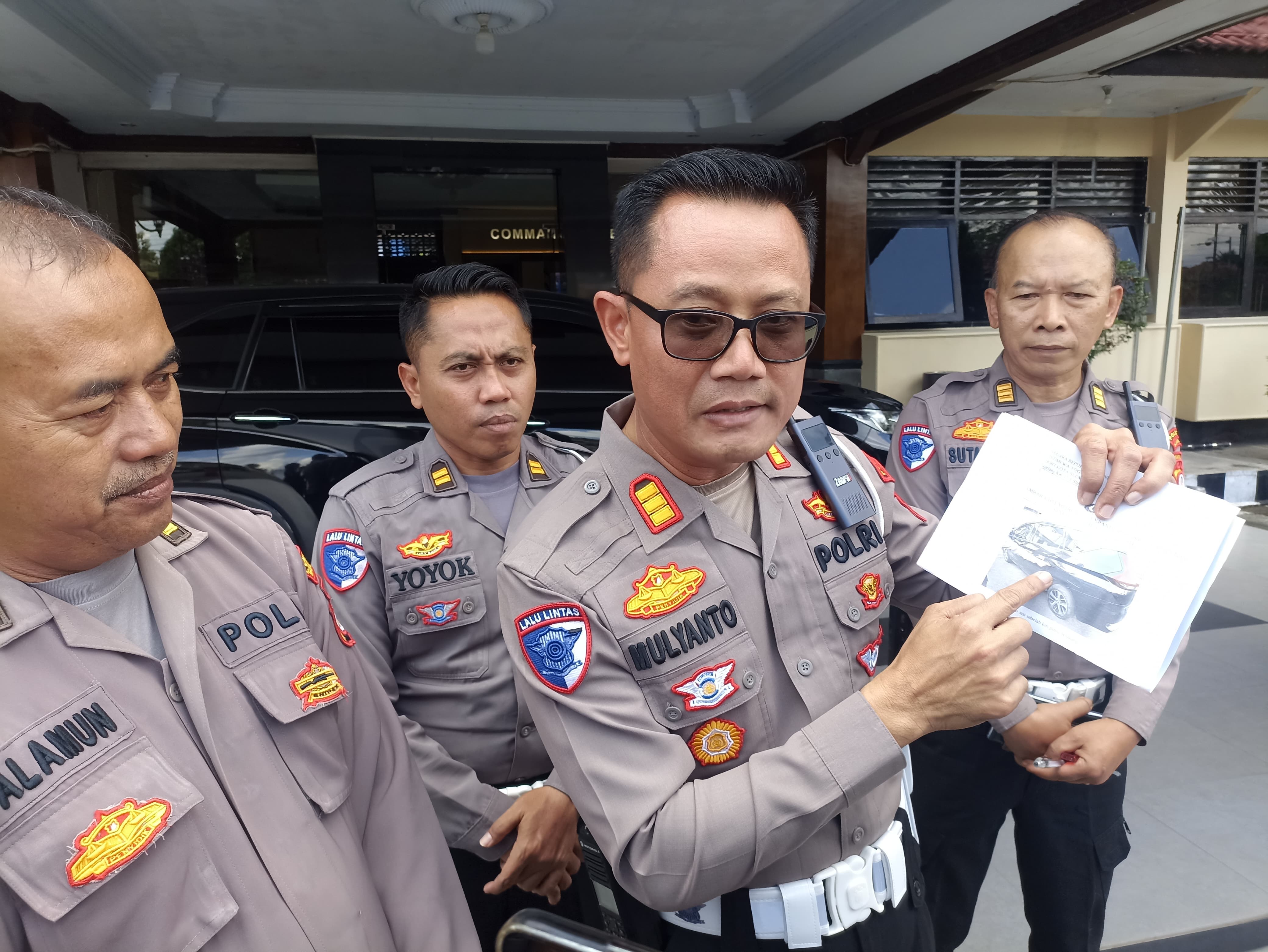 BUKTI: Kasatlantas Polresta Sleman AKP Mulyanto menunjukkan foto rekaman kamera CCTV saat kecelakaan di Mapolresta Sleman kemarin (30/4).