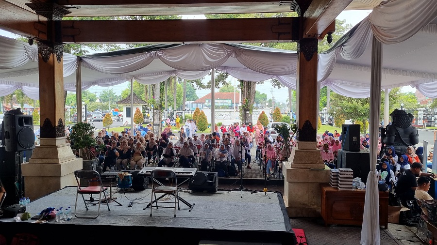 RAMAI: Ratusan masyarakat antusias memadai Pendopo Parasamya Kantor Bupati Bantul dalam peringatan Hari Buruh atau May Day Kamis (1/5/2025).