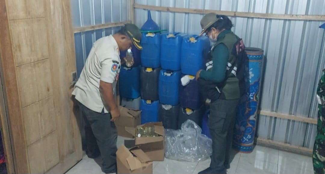 Petugas dari Satpol PP Kebumen menggelar razia peredaran miras di wilayah Kebumen bagian barat. Dalam razia tersebut petugas mendapati penjual miras berkedok usaha perlengkapan burung.