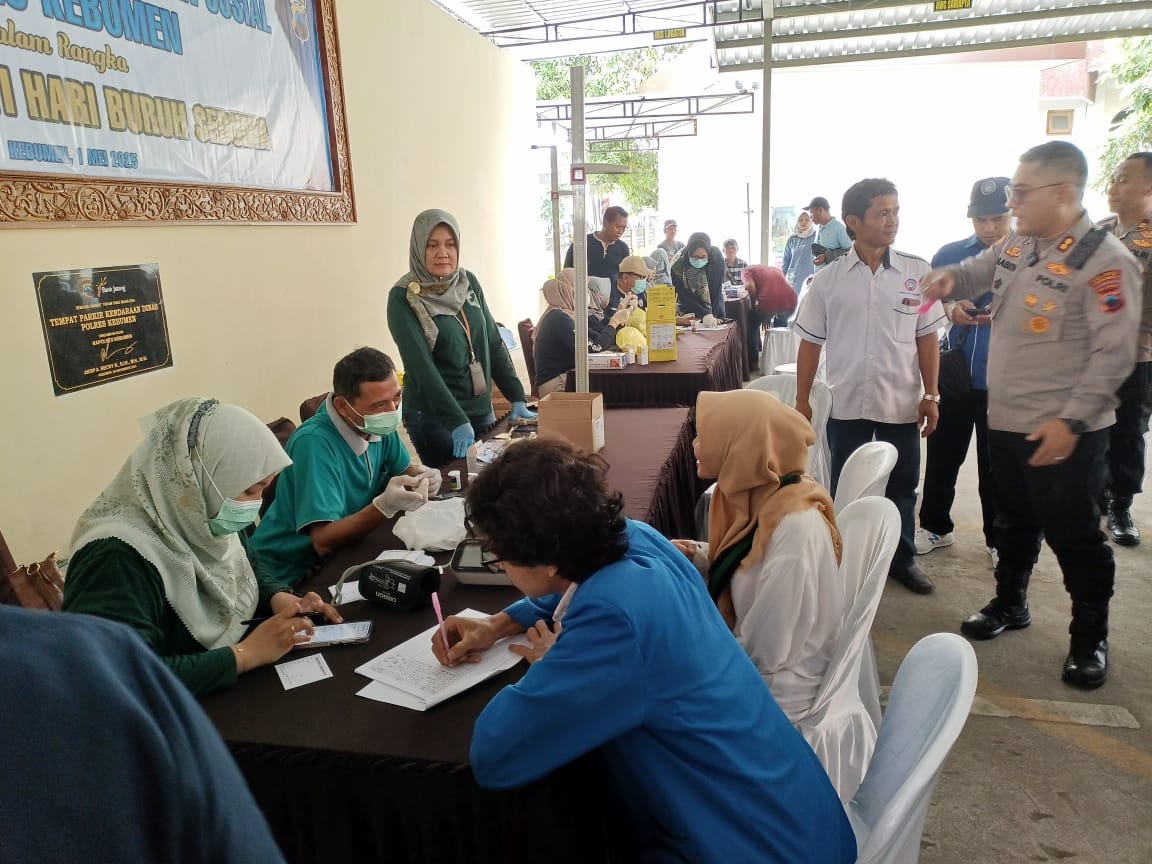 Kaum buruh di Kebumen mengisi peringatan Hari Buruh Sedunia atau May Day dengan bakti sosial di Polres Kebumen.
