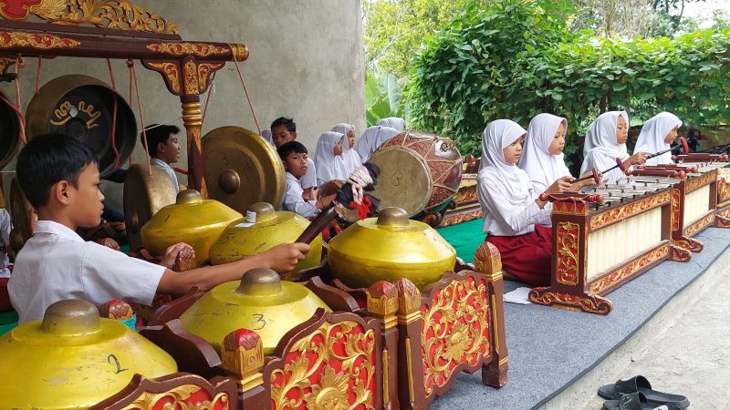 BELAJAR: Siswa sekolah dasar sedang memainkan alat musik tradisional gamelan. Pemkab Kulon Progo segera kaji program Sekolah Rakyat dari pemerintah pusat.