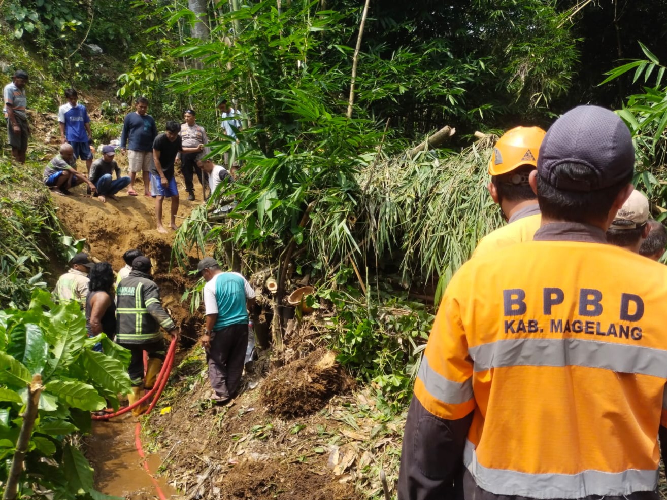 Tim gabungan bersama warga setempat mengevakuasi korban yang tertimbun tanah longsor di Kebonagung, Tegalrejo, Kamis (1/5).  &nbsp;