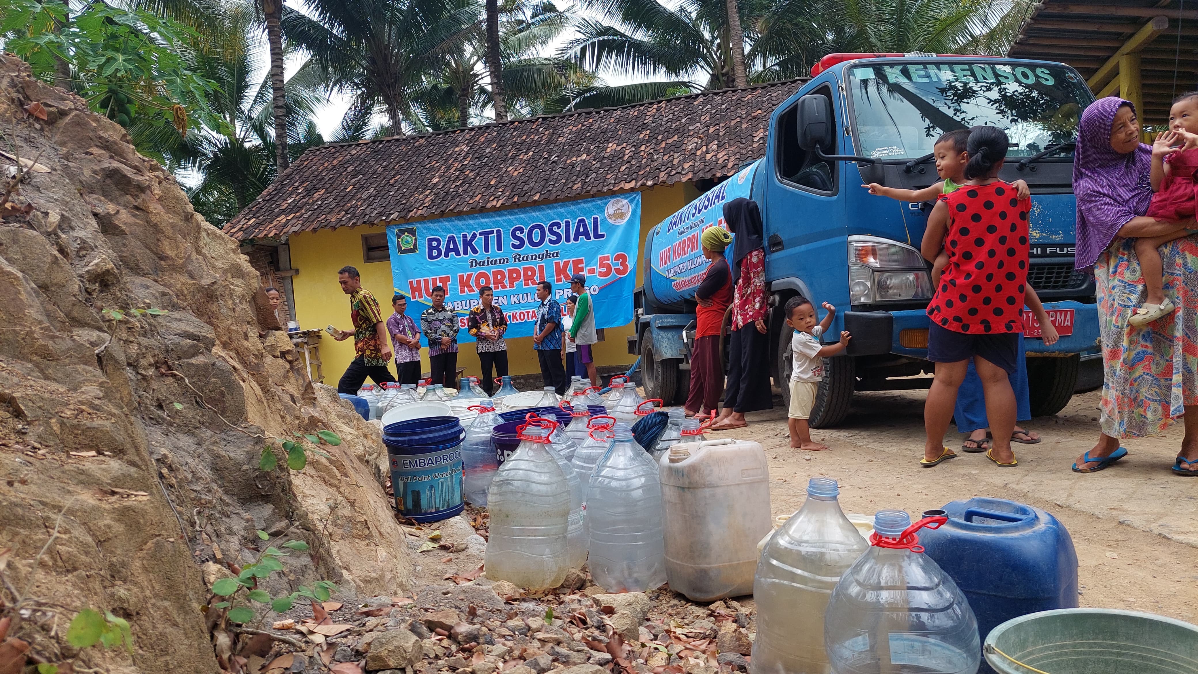 ANTRI: Kekeringan 2024, membuat ibu rumah tangga di Perbukitan Menoreh Kulon Progo harus mengantre mendapatkan air bersih.