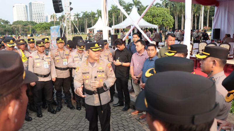 Kapolres Metro Jakarta Pusat Kombes Pol Susatyo Purnomo Condro memberikan pengarahan pengamanan May Day 2025 di Monas, Kamis (1/5).