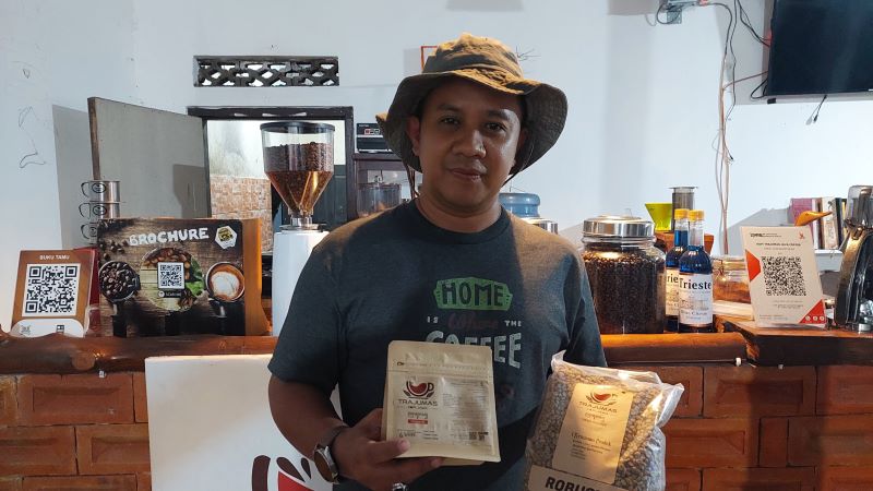 Tio menunjukkan produk olahan kopi hasil pertanian di Kalurahan Pagerharjo.&nbsp;