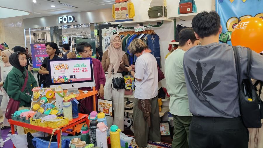 Para pengunjung antusias mendatangi berbagai tenant di agenda Land of Beauty (LOB) yang berlangsung di Ambarukmo Plaza pada 1-4 Mei 2025