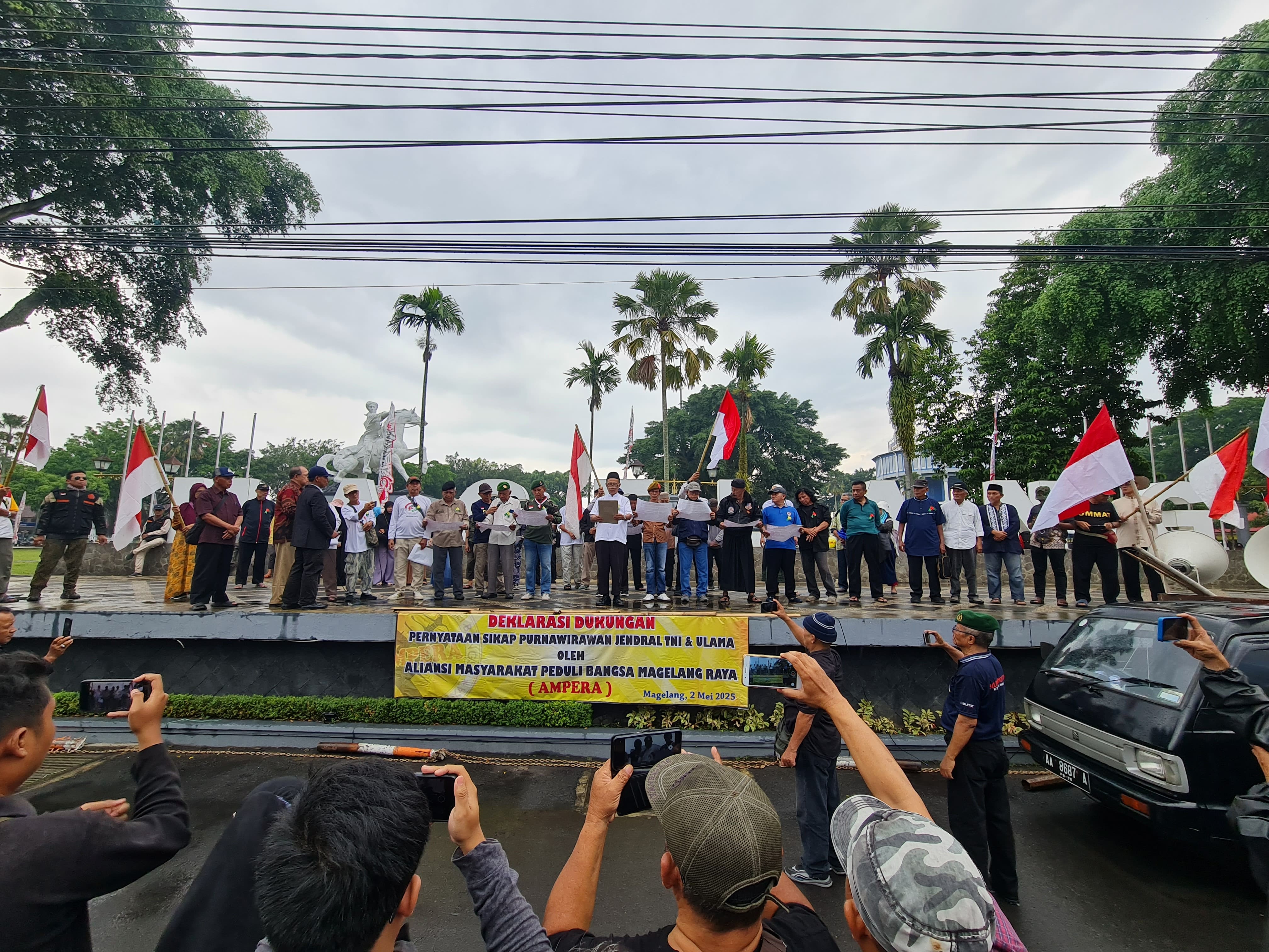 Puluhan massa melakukan aksi damai di Alun-alun Kota Magelang, Jumat (2/5).