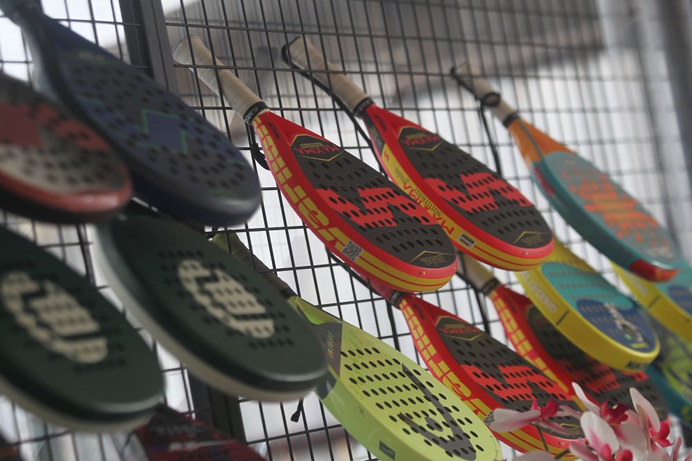Raket khusus untuk olahraga padel. Berbeda dengan raket tenis lapangan yang memiliki senar.