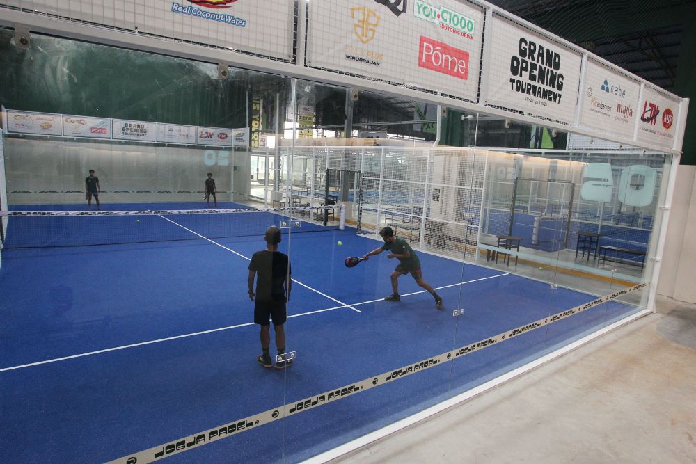 olahraga padel di Jogja masih menggunakan lapangan khusus yang biasa disewakan Rp 250 ribu per jam