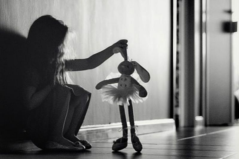 Ilustrasi anak-anak bermain bonoeka (monochrome).