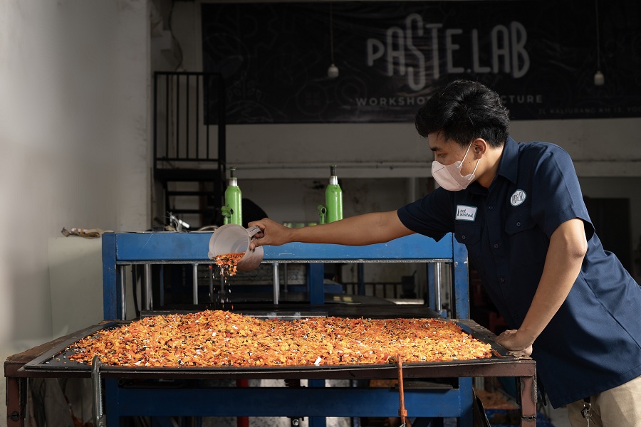 DARI LIMBAH PLASTIK: Proses pembuatan produk daur ulang di Paste Lab.