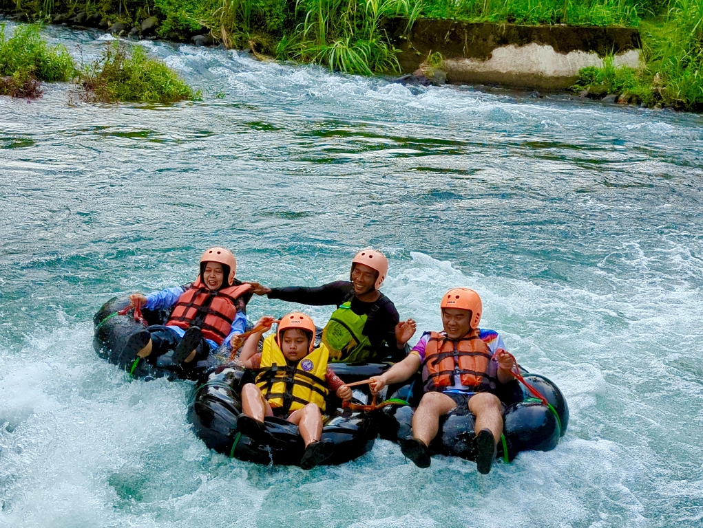Pengunjung menikmati sensasi wisata susur sungai di Desa Sendangdalem, Kecamatan Padureso.