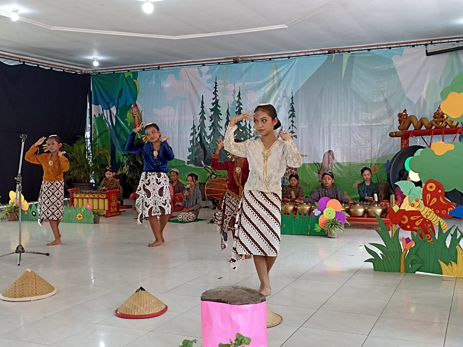 SD Kanisius Sorowajan, Banguntapan, Bantul, Daerah Istimewa Yogyakarta, menggelar pentas seni bertajuk Langen Carita dalam bentuk drama musikal di sekolah setempat pada Sabtu (26/4/2025).
