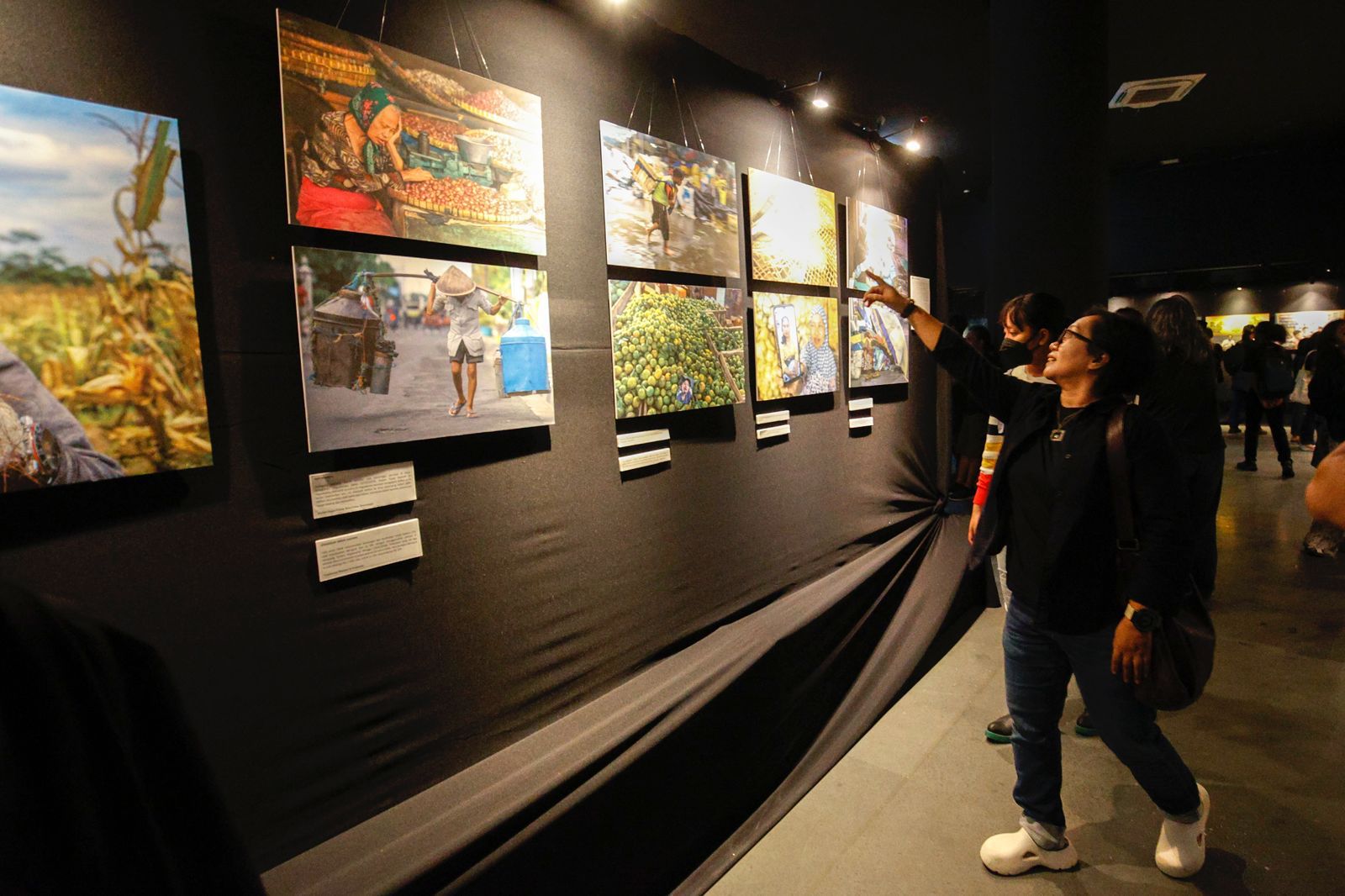 Pameran foto Sing Penting Madhang digelar PFI Jogja di GIK UGM 1-8 Mei 2025.