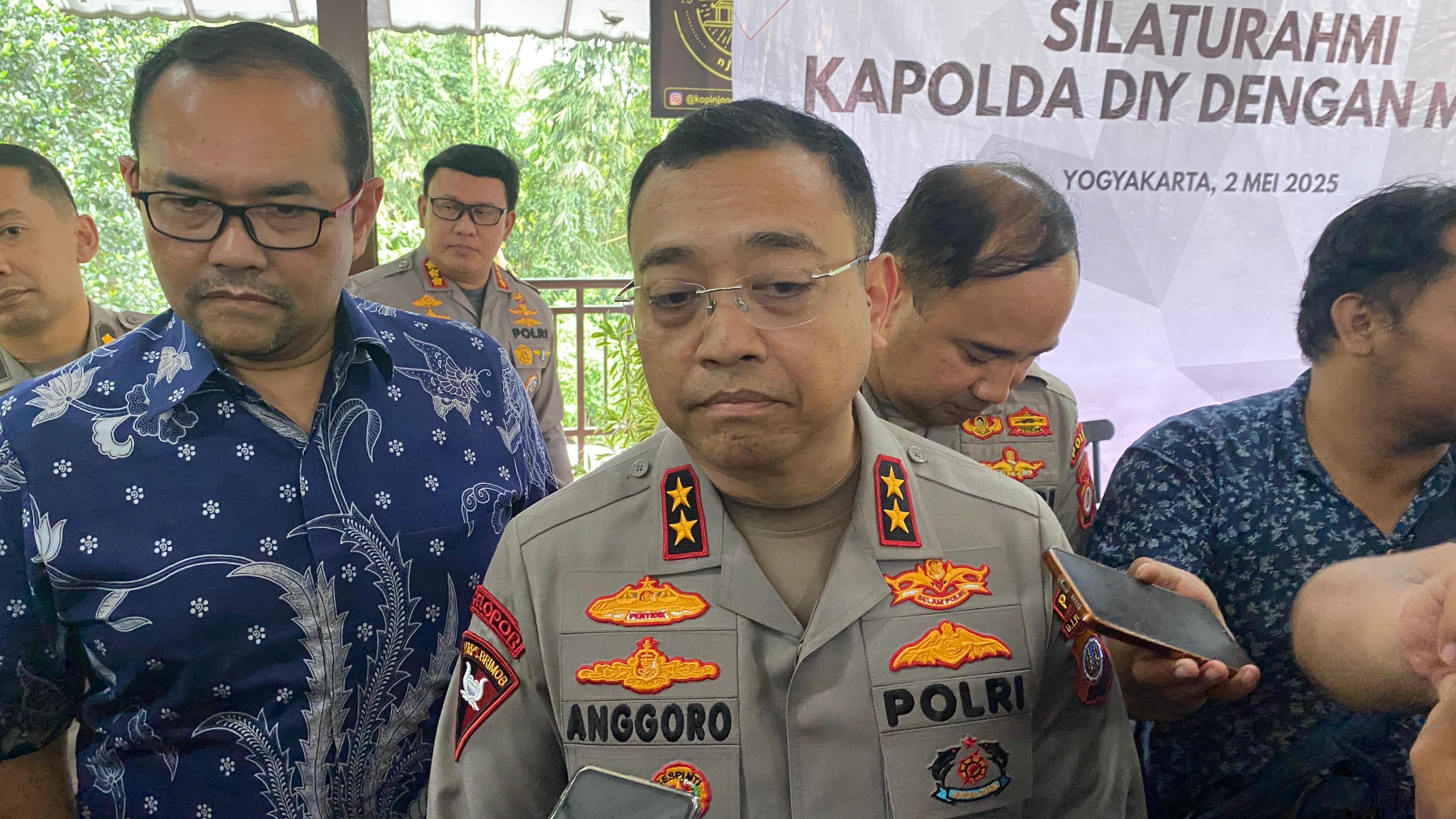 Kapolda DIY Irjen Pol Anggoro Sukartono (kanan) didampingi oleh Direktur Reserse Kriminal Umum (Direskrimum) Polda DIY Kombes Pol Idham Mahdi (kiri) menyampaikan perkembangan kasus Mbah Tupon.