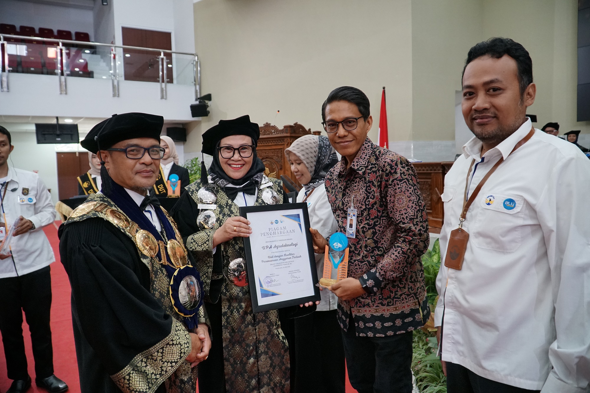Rektor Untidar usai menandatangani nota kesepahaman dengan sejumlah mitra eksternal di sela sidang senat terbuka, Jumat (2/5).  &nbsp;