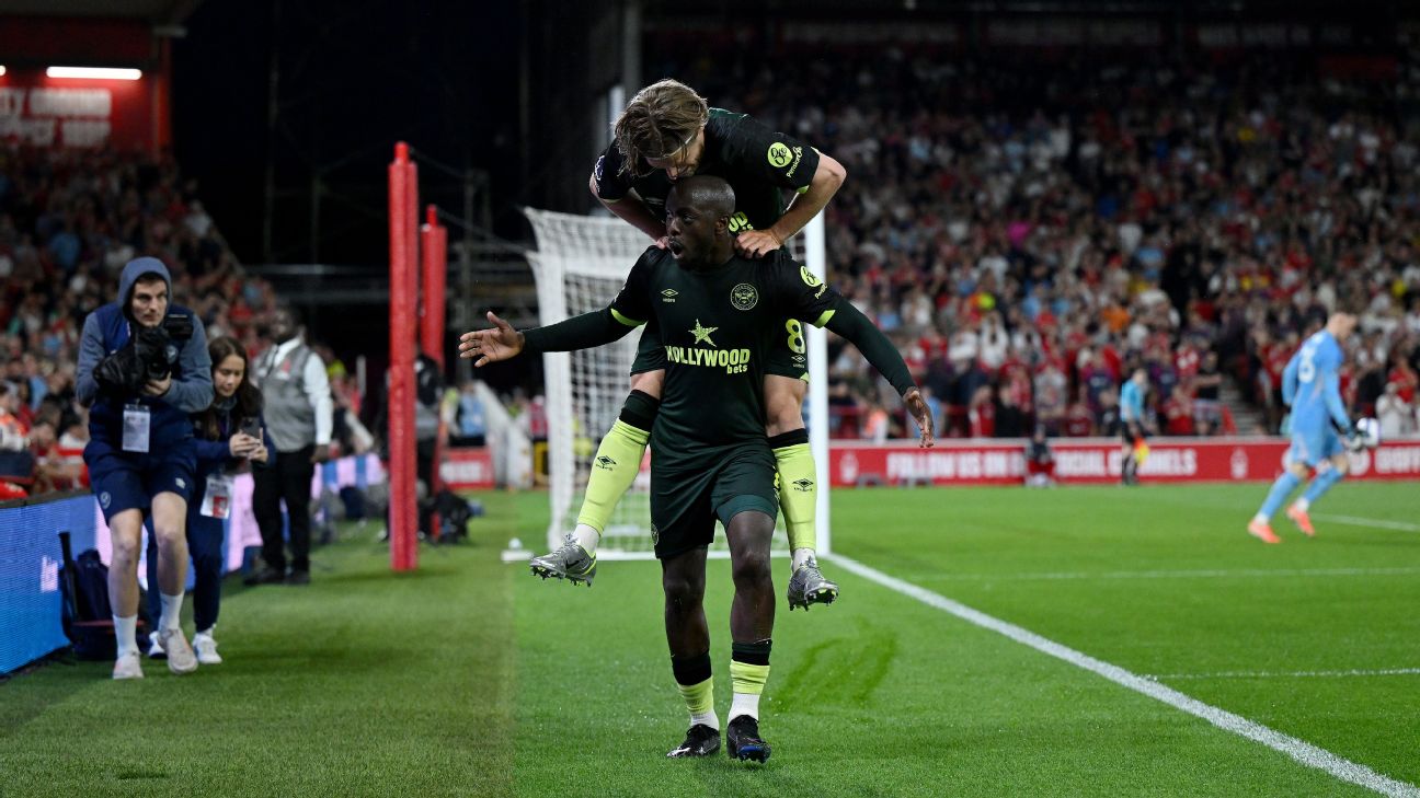 Pemain Brentford lakukan selebrasi setelah mencetak gol ke gawang Nottingham Forest