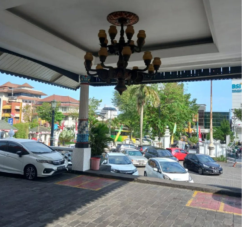 Area parkir halaman Wisma Hartono.
