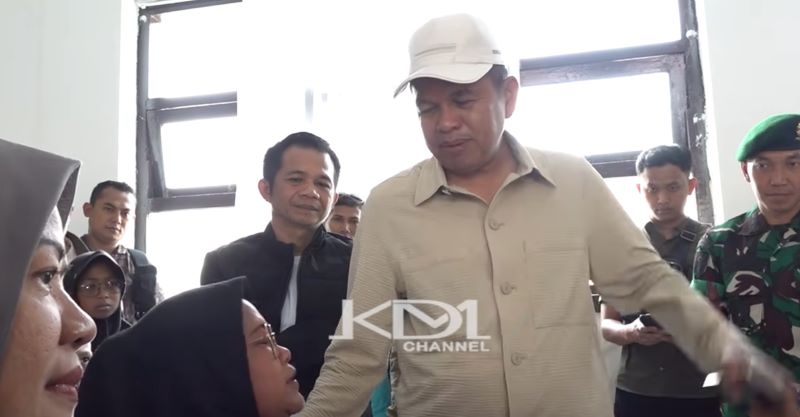 Gubernur Jawa Barat Dedi Mulyadi saat berdialog langsung dengan beberapa orang tua siswa.&nbsp;
