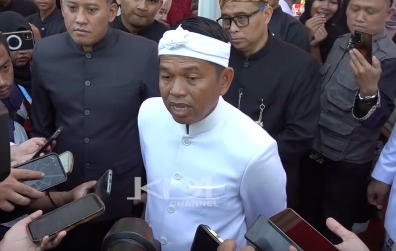 Gubernur Jawa Barat Dedi Mulyadi, jelaskan kriteria pelajar yang akan ikut program pendidikan berbasis barak usai upacara Hari Pendidikan Nasional di RINDAM III Siliwangi, Kota Bandung, Jumat (2/5/).