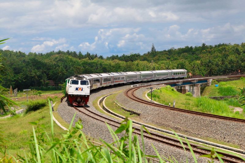 Perjalanan kereta api melintasi wilayah Kulon Progo memungkinkan penumpang menikmati view bak lukisan alam yang memukau.