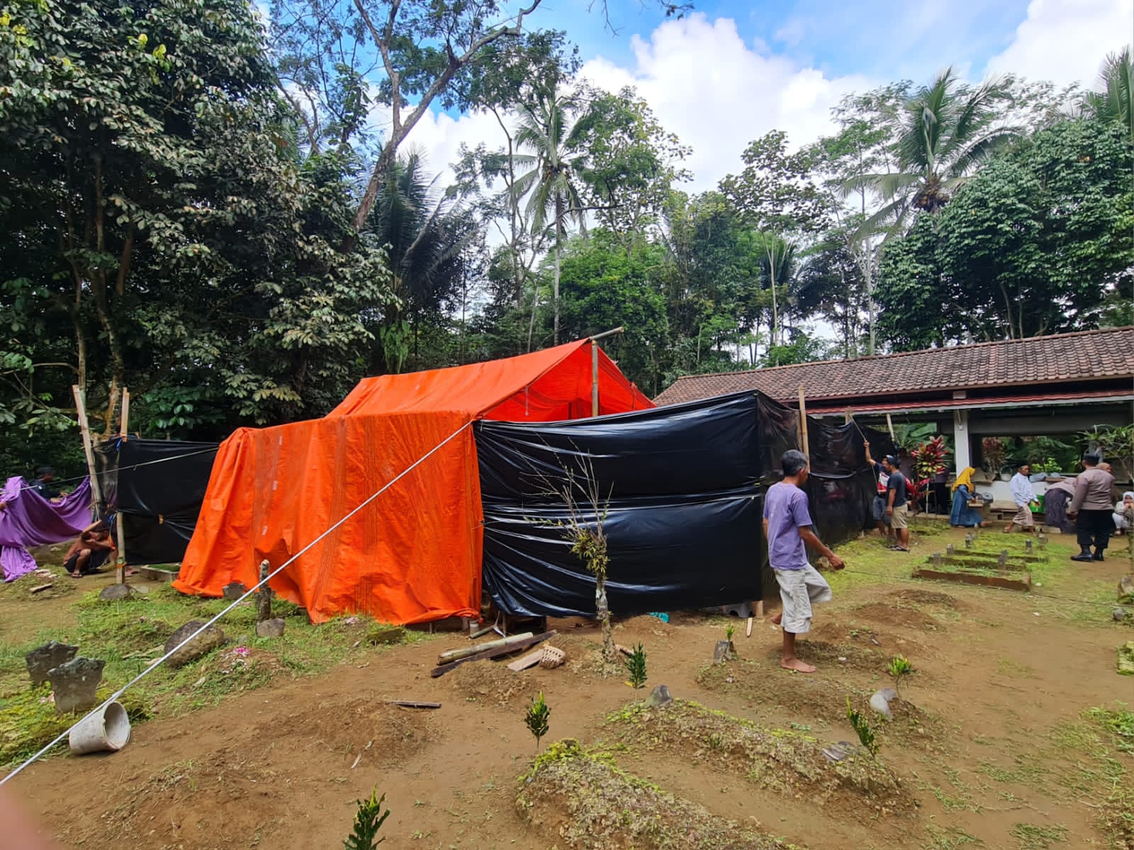 EKSHUMASI: Proses pembongkaran makam JS, 39 dilakukan tertutup di tempat pemakaman umum (TPU) setempat, Sabtu (3/5/2025).&nbsp;